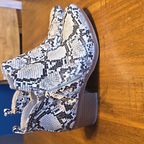 MIA "Auden" snakeskin embossed faux leather ankle boots Sz 7 - Picture 2 of 16